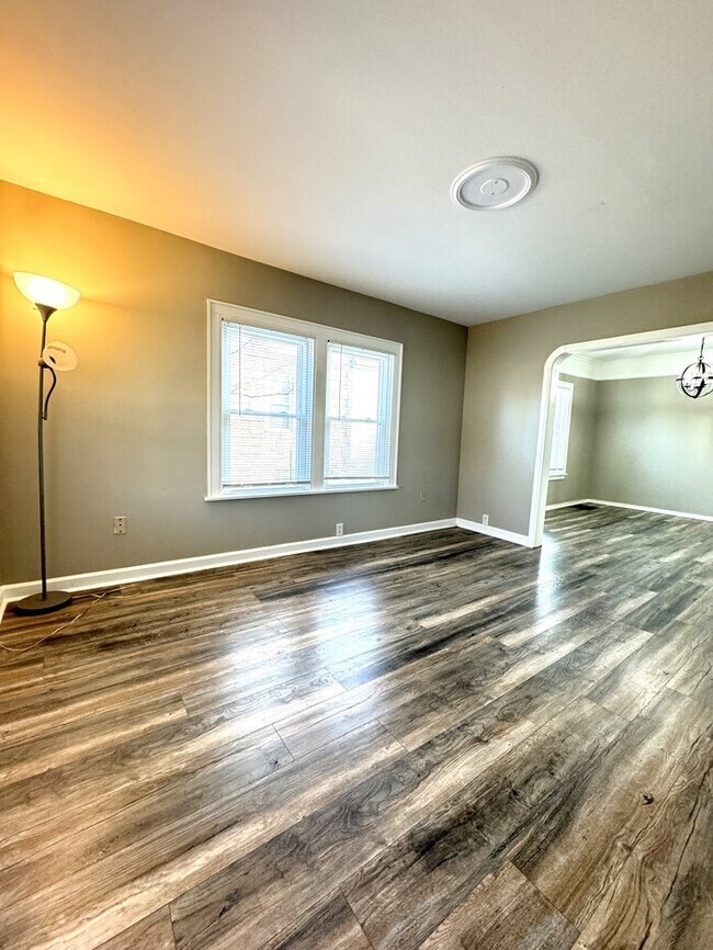 Building Photo - Beautiful updated home