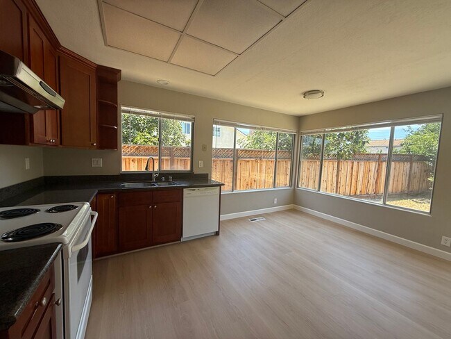 Building Photo - Spacious 3BD 2BA home with large fenced yard