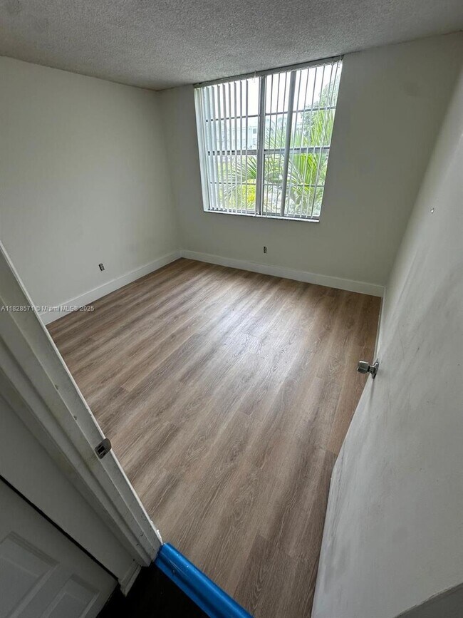 Foto del edificio - 496 NW 165th St