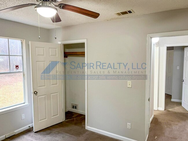 Foto del edificio - Inviting 3-Bedroom Home - Move in by 11/30...