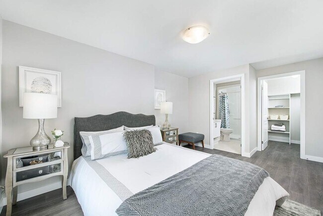 Photo du bâtiment - 220 Ira Needles Blvd