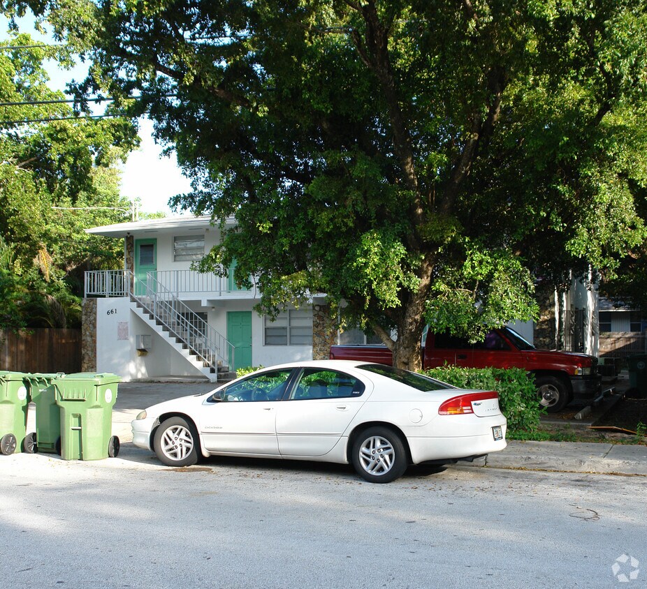 Foto del edificio - 661 NE 61st St
