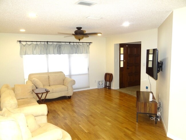 Building Photo - 2 bedrooms for rent in this single family home.