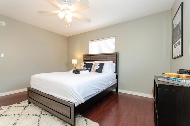 Building Photo - FlexRenter N Formosa - Furnished Flexible ...
