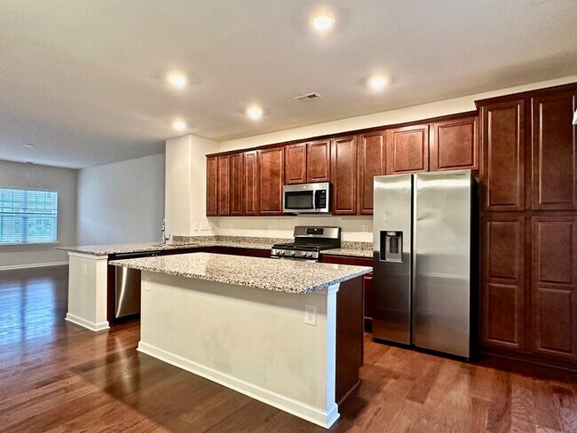 Building Photo - Unfurnished three bedroom 2.5 bathroom Tow...