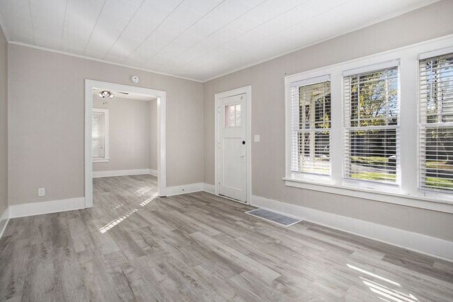 Foto del edificio - $1450- 2 Bedroom home, Renovated - Ask abo...