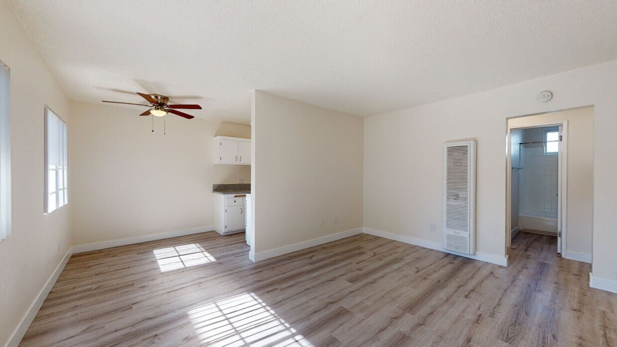 Foto principal - 14800 Chadron Ave