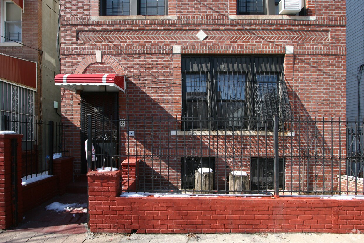 Building Photo - 310 Milford St