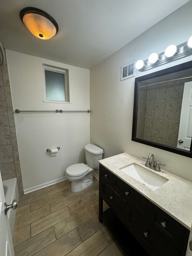 Foto del edificio - Split level 4-bedroom 3-bathroom home
