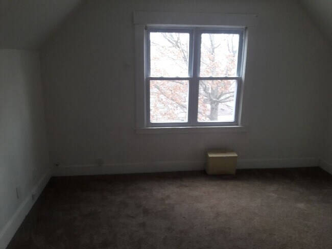 bedroom - 945 Campbell Ave