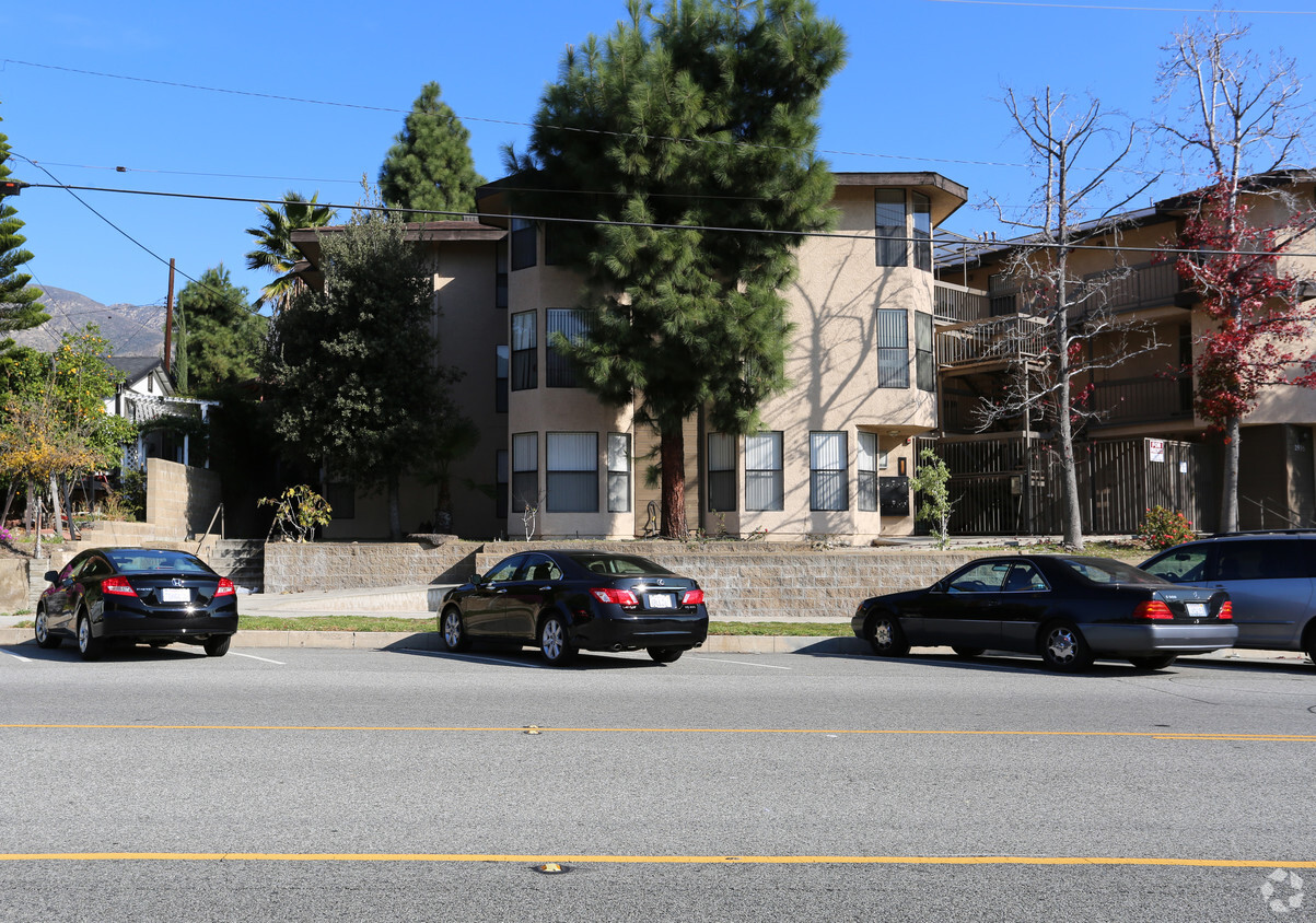 Building Photo - 2935 Montrose Ave