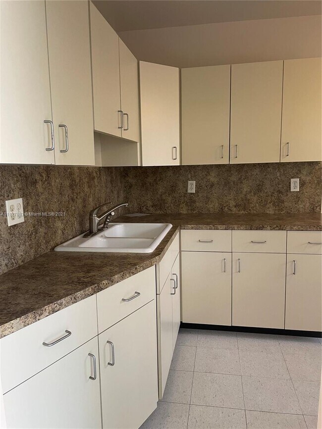 Foto del edificio - 6425 SW 28th St