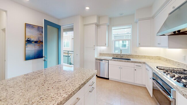 Building Photo - Large Townhome In Serrano Summit