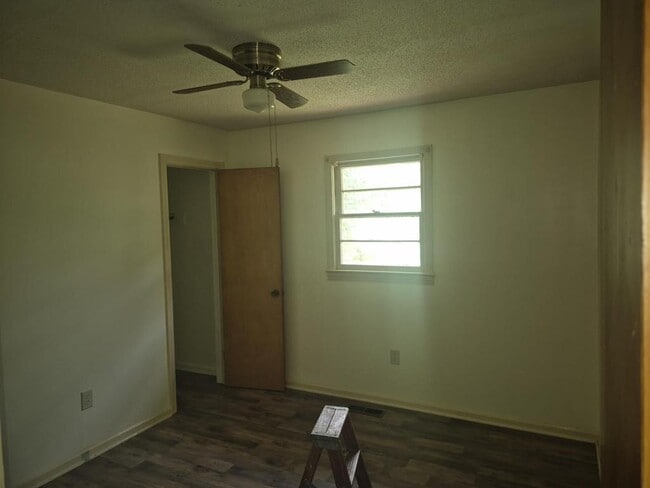 Foto del edificio - 8061 Young Rd