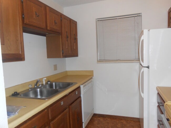 Building Photo - 3154 Lakeside Dr