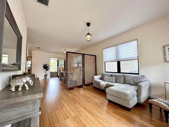Foto del edificio - 965 NE 193rd Terrace