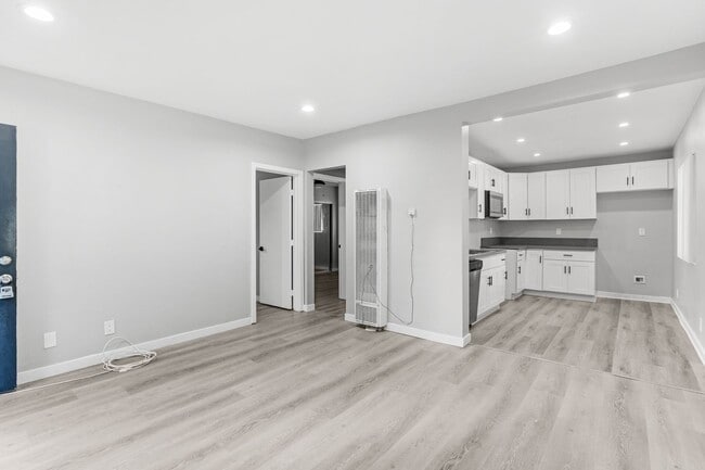 Building Photo - 113 S Lillie Ave