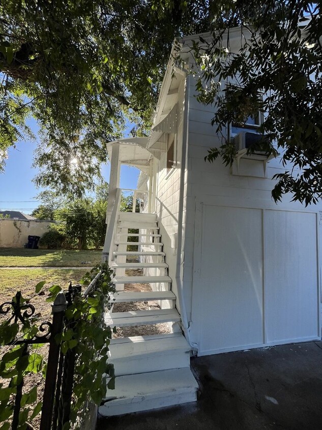 Building Photo - Remodeled one bedroom apartment