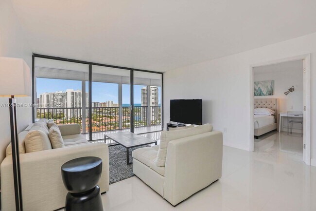 Foto del edificio - 3701 N Country Club Dr