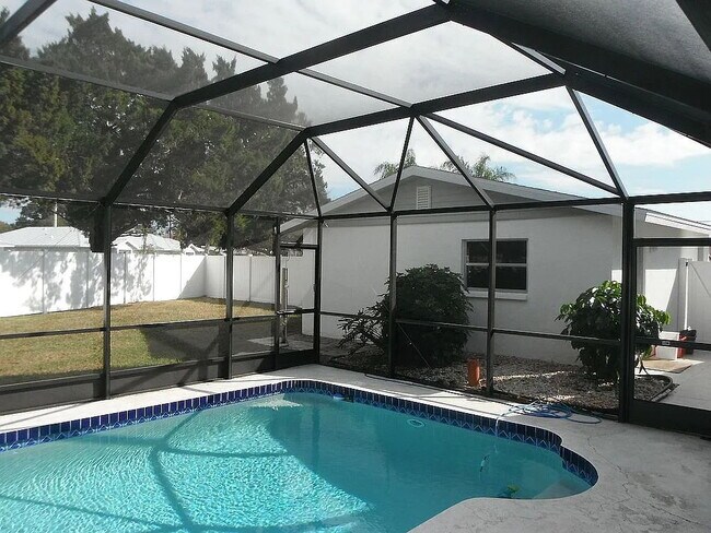 Foto del edificio - 5-Bedroom Pool Home with 2 Full Baths - Spacious 2373 Sq Ft Home in Englewood's Prime Location!"