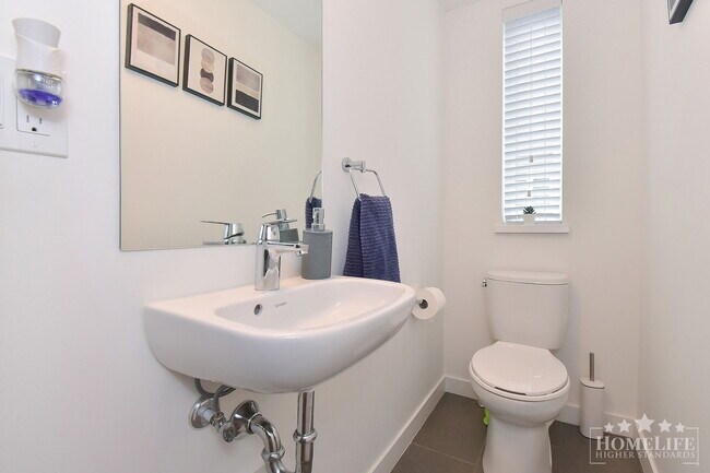 Photo du bâtiment - 15850-15885 85 Ave
