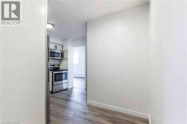 Building Photo - 975 Warwick Ct