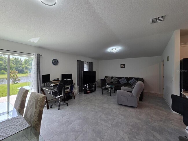Foto del edificio - 3949 Ambrose Ave