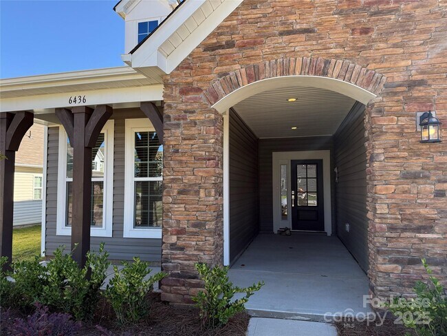 Foto del edificio - 6436 Fairfax Ct