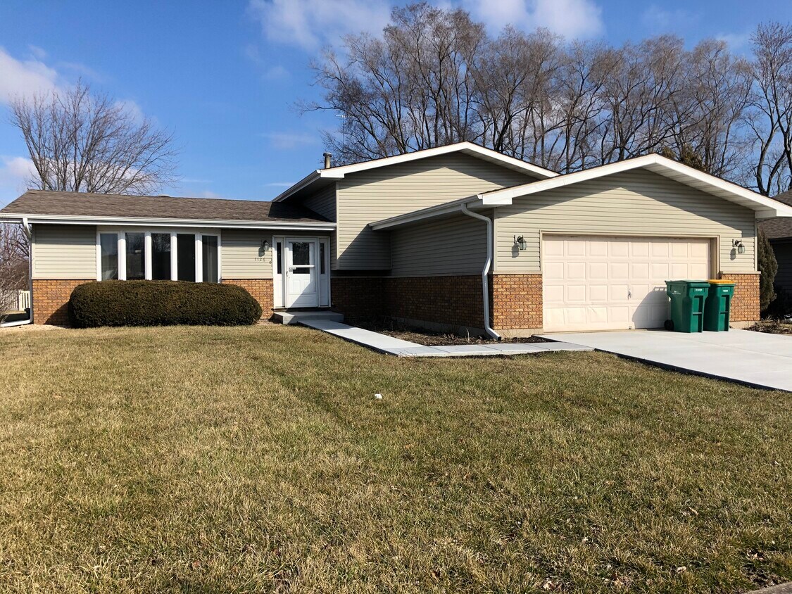 1126 Moorland Ave, Shorewood, IL 60404 House Rental in Shorewood, IL