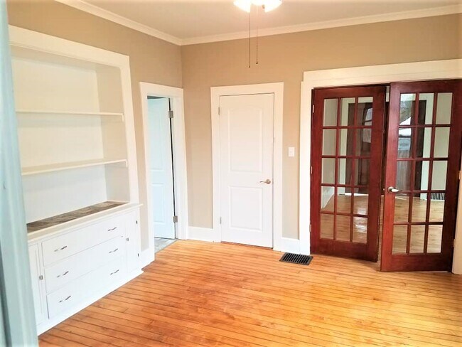Comedor con aparador y puertas dobles - 2104 Folger Ct
