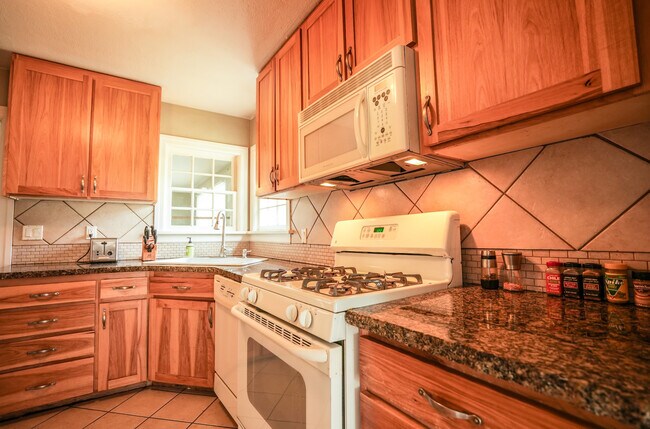 Full Kitchen: gas oven/stove, dishwasher and fully sized refrigerator. - 411 NW Florida Ave
