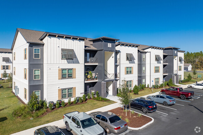 Building Photo - Pointe Grand Spring Hill
