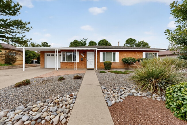 Building Photo - 2020 Hendola Dr NE