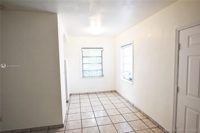 Foto del edificio - 1341 SW 21st Terrace