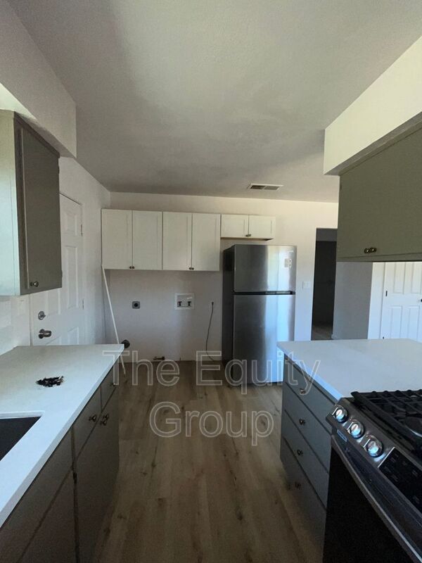 Building Photo - 134 E Houston Ave