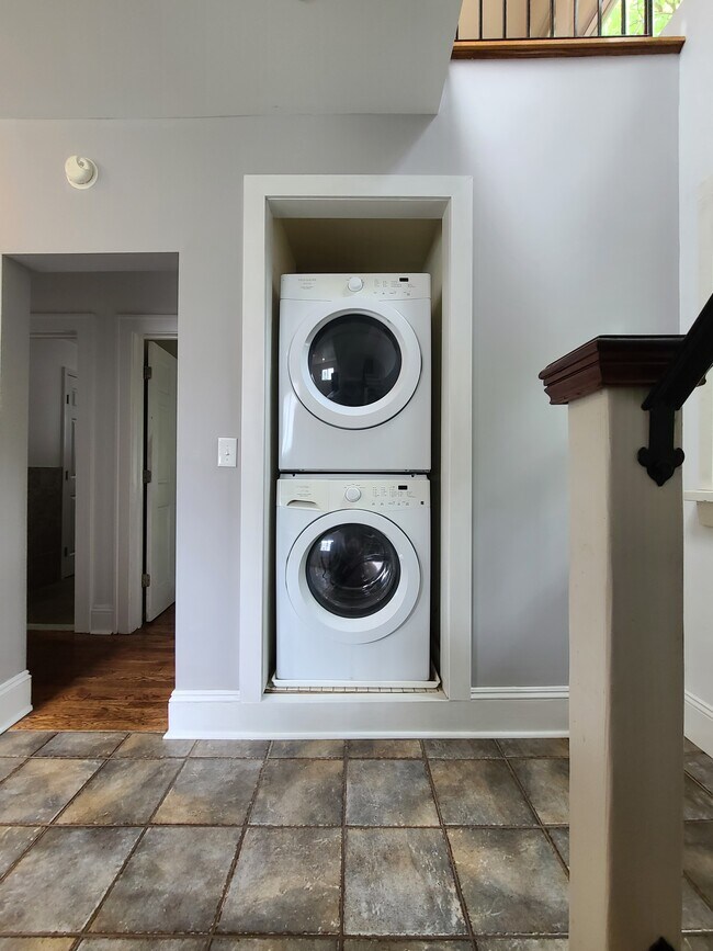 Building Photo - 120 Hollywood Ave