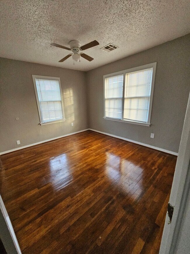 Building Photo - Timeless Charm: Quaint 2 Bed, 1 Bath Home ...