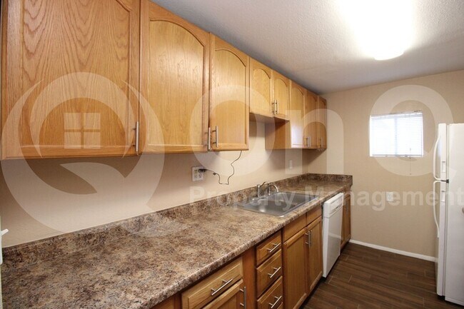 Building Photo - 2824 W Louise Dr