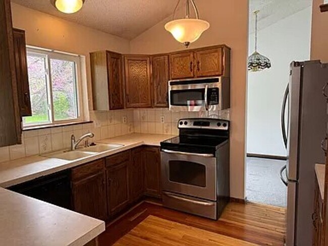 Foto del edificio - 4BR/4BA Updated Home with Finished Basement Suite & Landscaped Yard