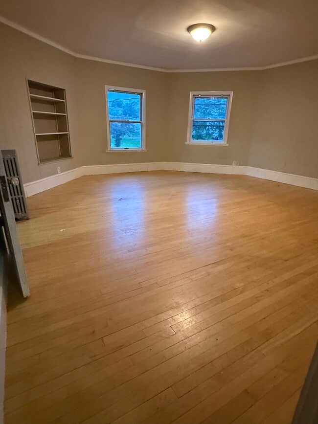 Building Photo - 718 Belmont St