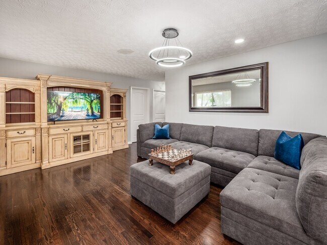 Building Photo - 2545 Vanderberg Ave