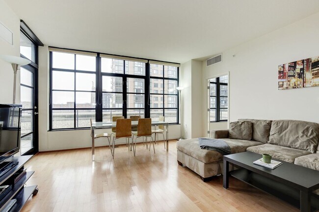 Foto del edificio - Luxurious Fully Furnished 2BR in the Heart of Mount Vernon Triangle!