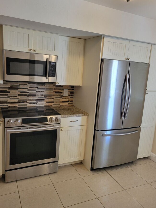 Building Photo - *Annual* Beautiful 2 bedroom, 2 baths near...