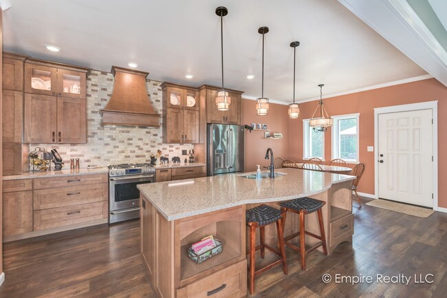 Building Photo - AVAILABLE AUGUST 26th- 3 Bed/2 Bath Single...