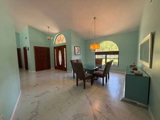 Foto del edificio - Beautiful 3 bedroom 2.5 bathroom pool home