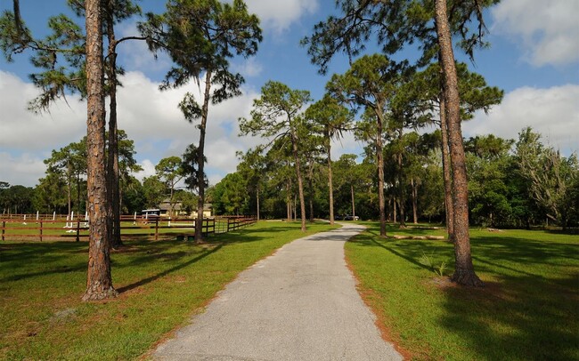 Foto del edificio - 8200 Ibis St