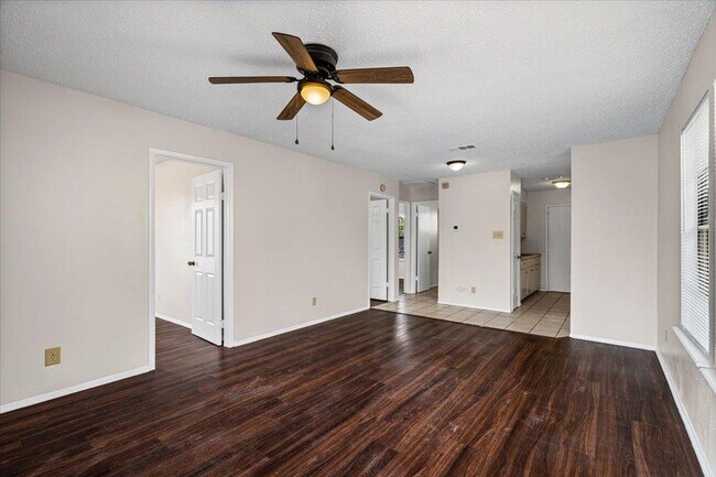 Foto del edificio - 4806 Russet Hill Dr