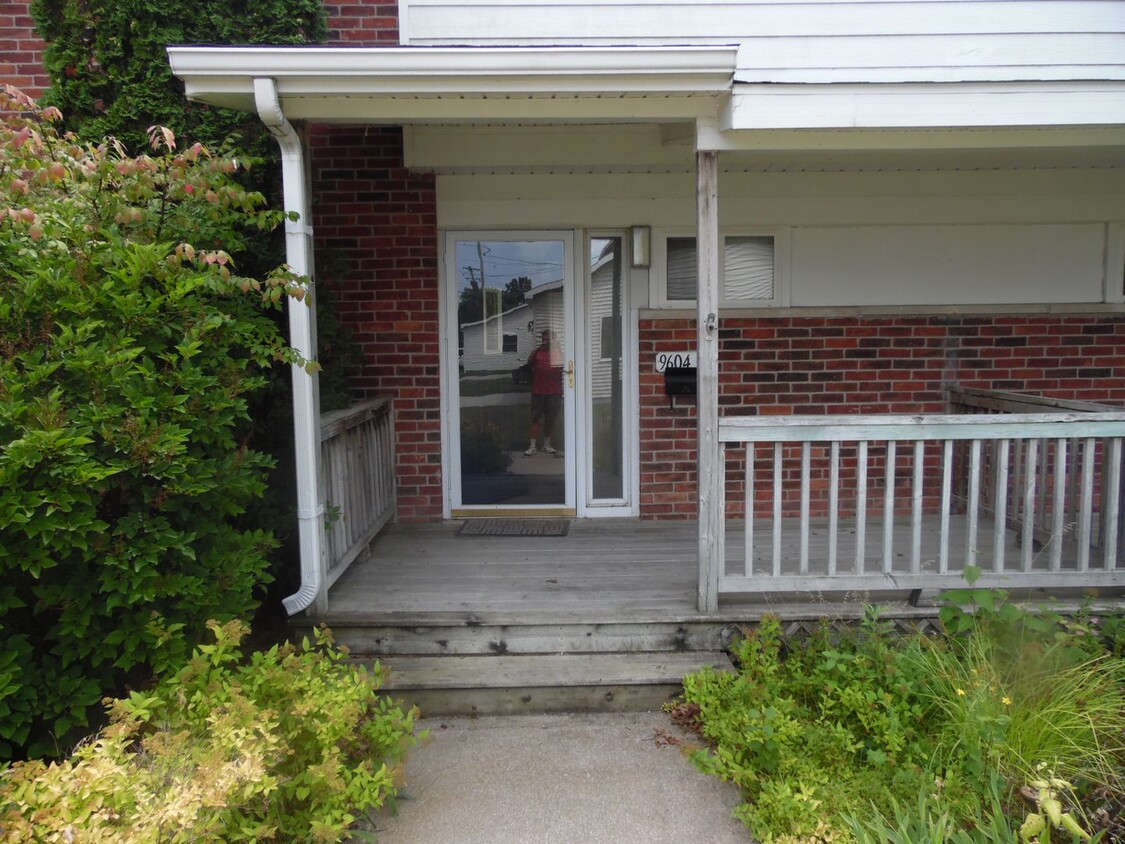 Primary Photo - 3 bedroom home with Two car Garage and sun...