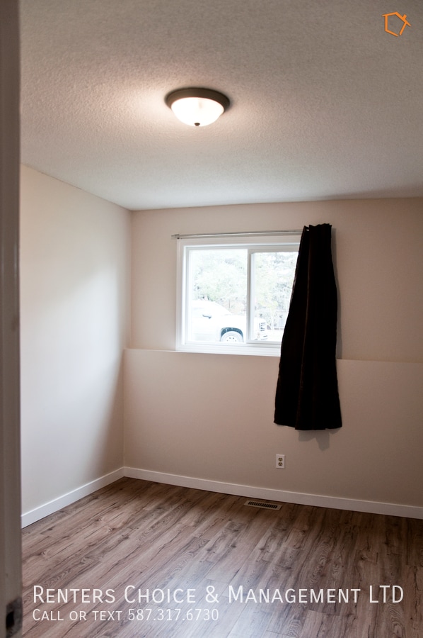 Building Photo - 2 Bedroom, Cat Friendly, Laundry In Unit