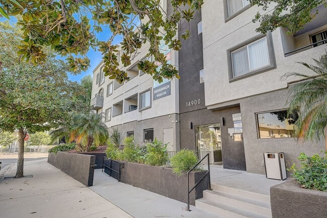 Building Photo - 14900 Moorpark Street